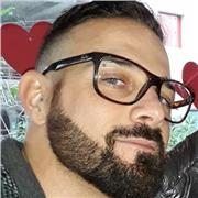 Laureato in scienze dell'Educazione impartisce lezioni su materie umanistiche, insegnante di scuola elementare